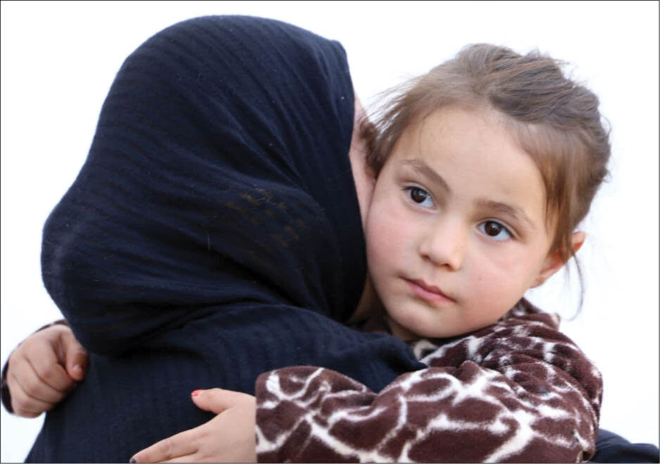 اشک و لبخند در نقطه صفر مرزی/ پلیس مرزبانی دختر ربوده شده را به کشور بازگرداند اشک و لبخند در نقطه صفر مرزی/ پلیس مرزبانی دختر ربوده شده را به کشور بازگرداند