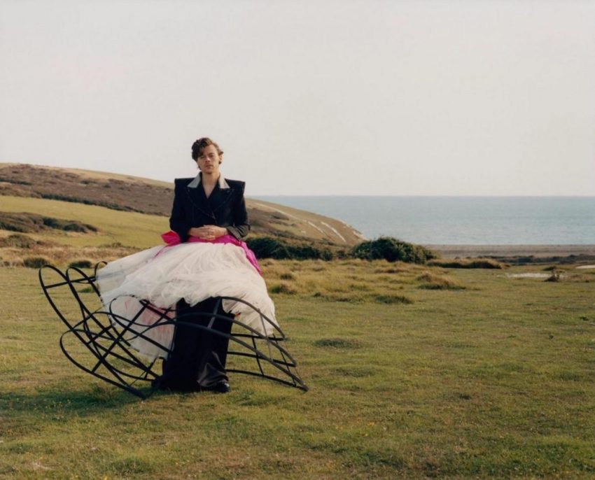 تصاویر ستارهی پاپ با لباسهای زنانه، روی جلد ووگ|خبر فوری تصاویر ستارهی پاپ با لباسهای زنانه، روی جلد ووگ|خبر فوری