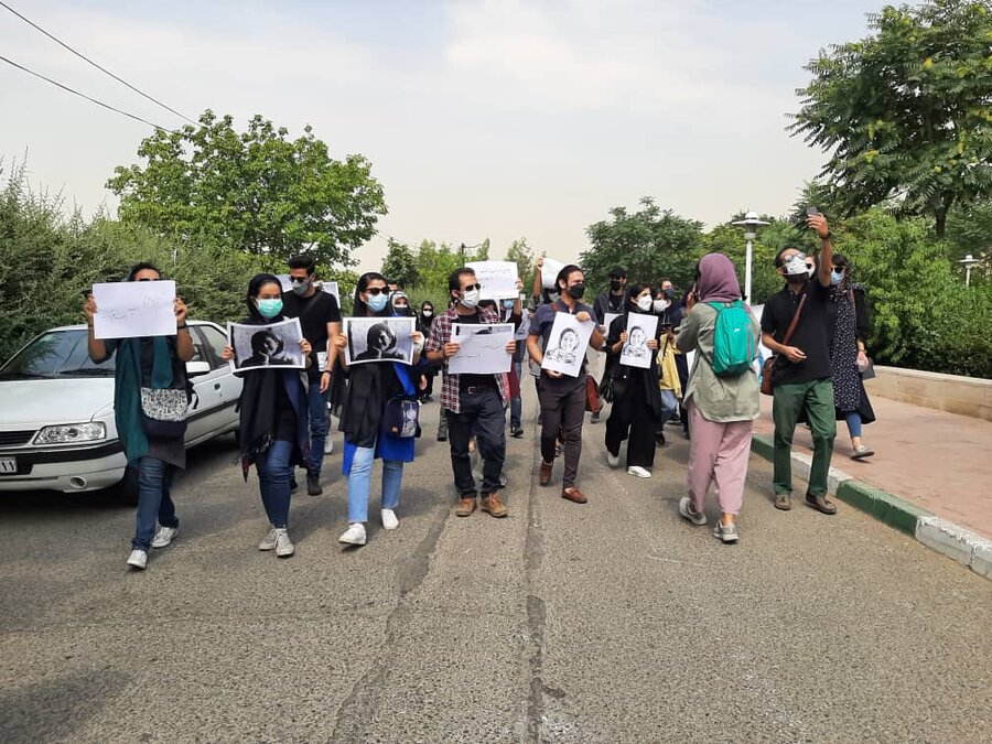 تجمع خبرنگاران مقابل سازمان محیط زیست/ درخواست استعفای عیسی کلانتری