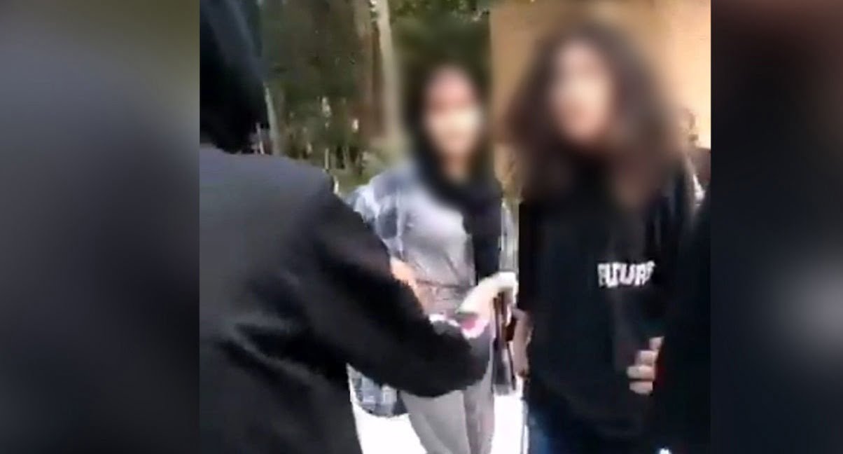 انجام مصاحبه با دختران نوجوان حاضر در کلیپ قدرت نمایی با سلاح سرد انجام مصاحبه با دختران نوجوان حاضر در کلیپ قدرت نمایی با سلاح سرد