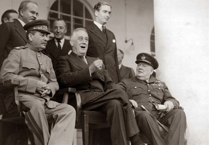 عکس شبیهسازی شدۀ سفیران روس و انگلیس؛ یادآور «تحقیر اشغال»؟ عکس شبیهسازی شدۀ سفیران روس و انگلیس؛ یادآور «تحقیر اشغال»؟