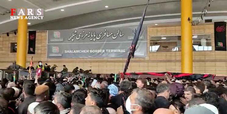 پلیس مجبور به استفاده از آبپاش برای دور کردن زائران اربعین در پایانه مرزی شلمچه شد پلیس مجبور به استفاده از آبپاش برای دور کردن زائران اربعین در پایانه مرزی شلمچه شد