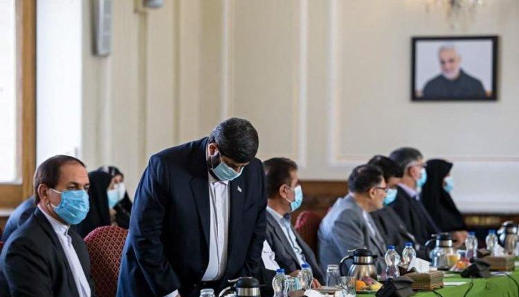 بهجز نماینده سیلیزننده، گویا نماینده نمازگزار مجلس انقلابی هم دروغ میگوید بهجز نماینده سیلیزننده، گویا نماینده نمازگزار مجلس انقلابی هم دروغ میگوید