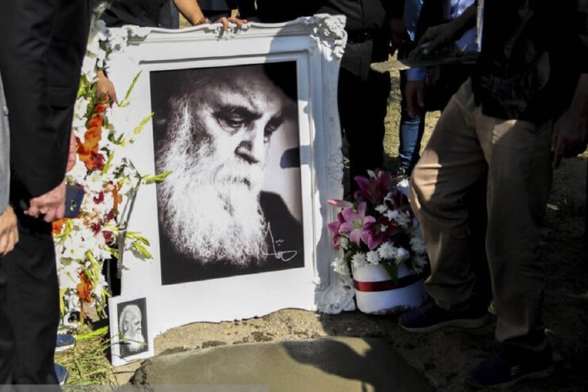 آرامگاه هوشنگ ابتهاج پس از نصب تندیس و سنگ قبر (عکس)