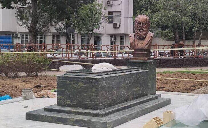 اولین عکس از آرامگاه هوشنگ ابتهاج پس از نصب تندیس و سنگ قبر اولین عکس از آرامگاه هوشنگ ابتهاج پس از نصب تندیس و سنگ قبر