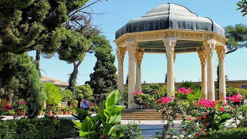 شیشه‌های محافظ آرامگاه حافظ بر اثر ازدحام جمعیت حاضر در آیین تحویل سال، شکست