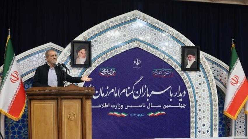 پزشکیان به کارکنان وزارت اطلاعات: پیاده کردن افراد از قطار انقلاب راحت است، اما سوار و همراه کردن آنها به هیچ وجه کار راحتی نیست / باید مراقبت کنیم کسی بی‌جهت و ناروا از قطار انقلاب پیاده نشود