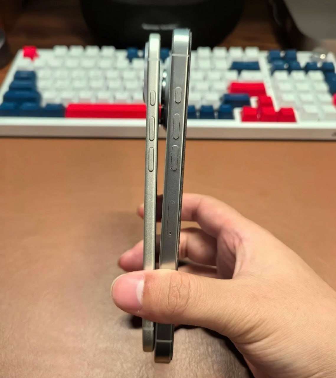 مقایسه ضخامت آیفون 17 ایر با آیفون 16 پرو(عکس) مقایسه ضخامت آیفون 17 ایر با آیفون 16 پرو(عکس)