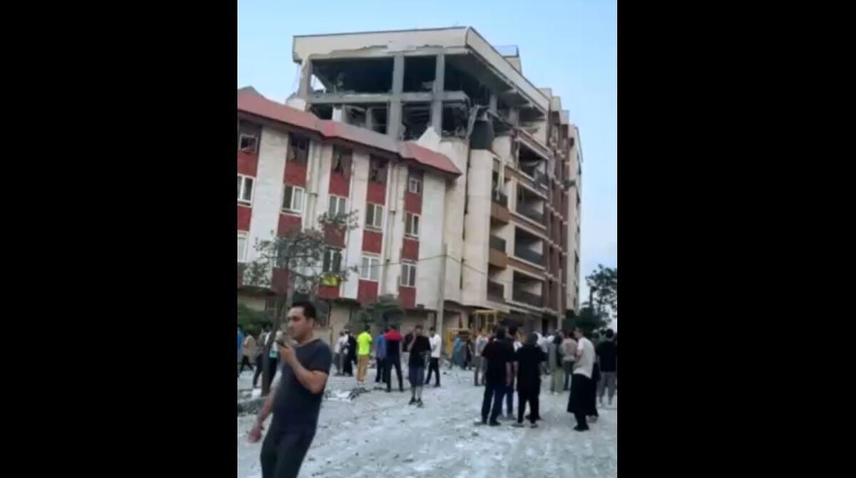 تخریب ساختمان مسکونی در خیابان مرزداران تهران در پی حملات اسرائیل (فیلم)