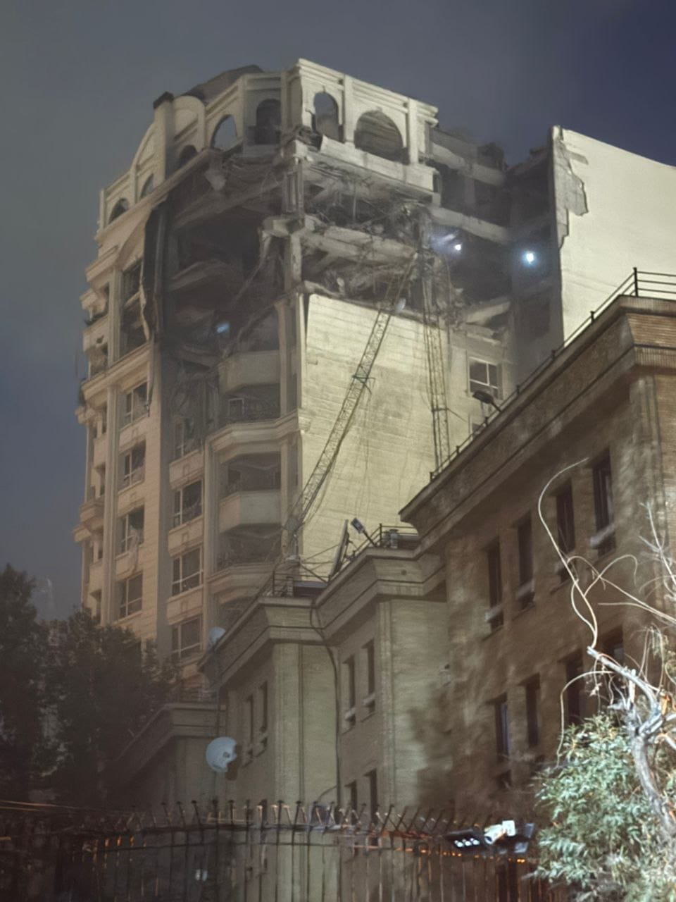 تصاویر انفجار ساختمانی در کامرانیه تهران پس از حمله اسرائیل