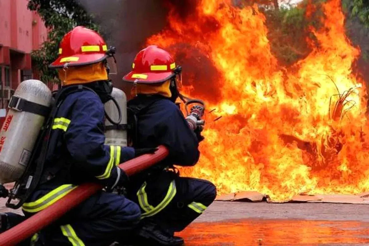 آتش‌سوزی مهیب در مشهد: تلاش‌ها برای اطفای حریق و یافتن آتش‌نشان مفقود شده