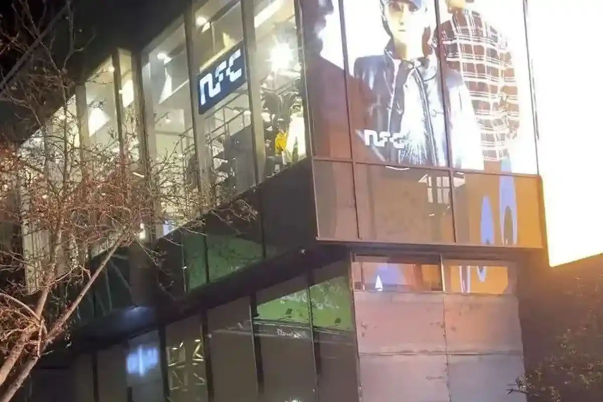 پلمب کافه ساعدی‌نیا با ورق‌های فلزی