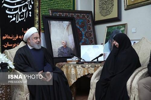 حضور روحانی در منزل سردار شهید حاج قاسم سلیمانی (عکس)