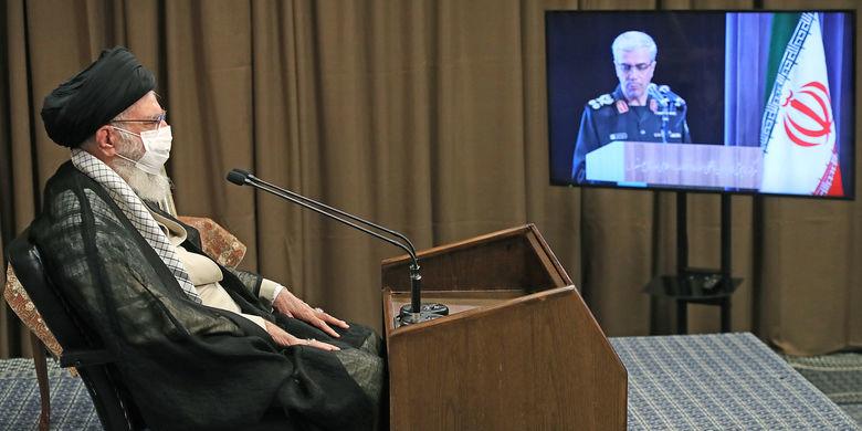 رهبر معظم انقلاب :پذیرش قطعنامه که امام به جام زهر تعبیر کردند از عقلانیترین کارها بود