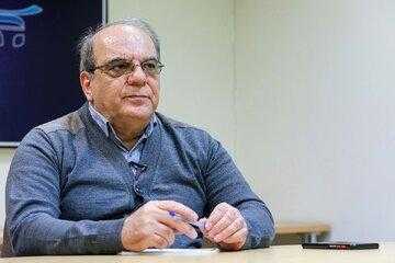 انتقاد تند عباس عبدی از گذاشتن شرط حجاب برای ارائه خدمات درمانی در لاهیجان