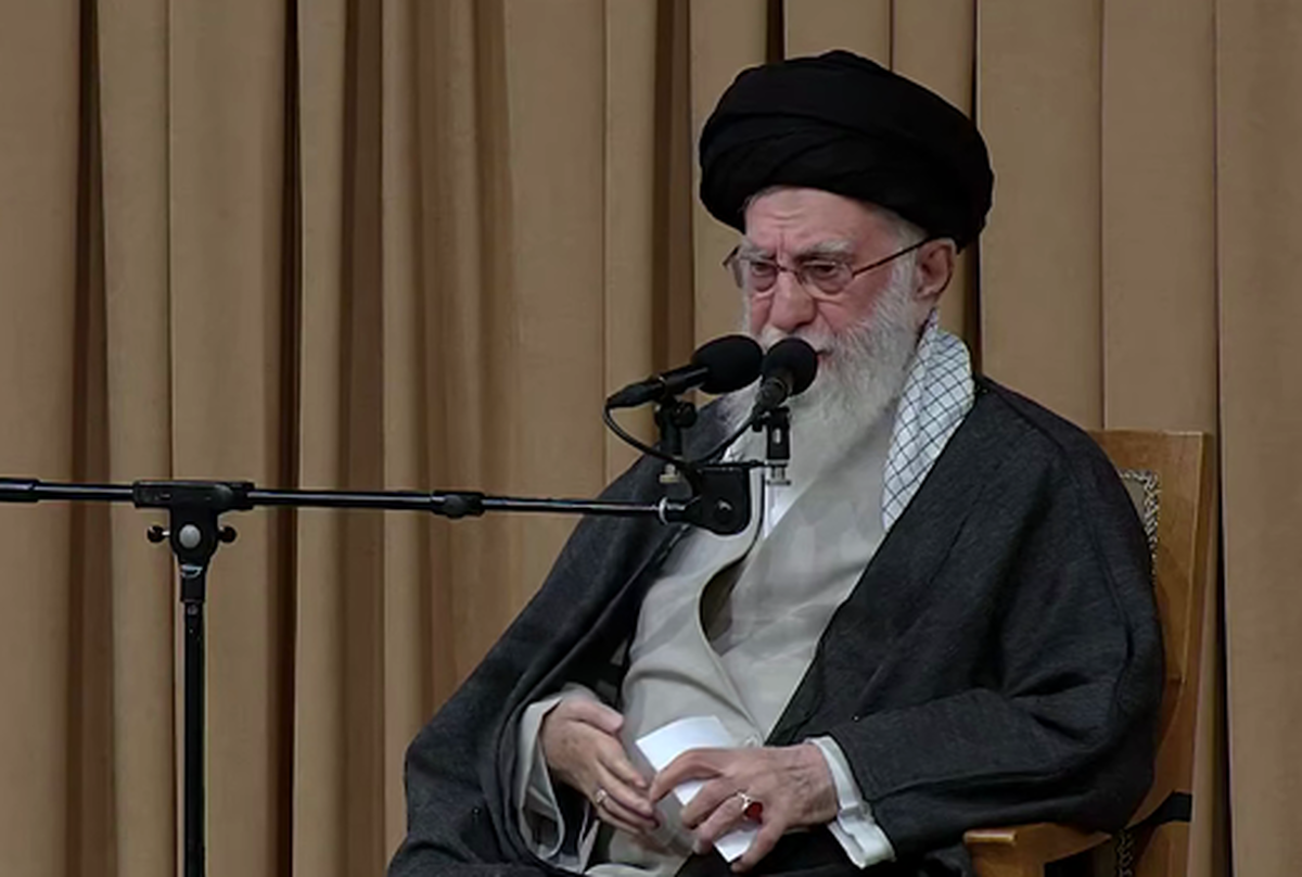 مقام معظم رهبری در دیدار رئیس جمهوری و وزیران : روحیه کار و تلاش را بر حالت نه جنگ و نه صلح غلبه بدهیم / مسئولان راوی قدرت و قوت و امکانات کشور باشند و نه راوی ضعف‌ها / صاحبان قلم و بیان نقاط قوت را بیان کنند