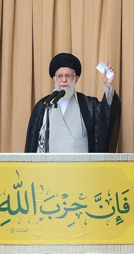 انتشار تصویری کمتر دیدهشده از تکبیر آیتالله خامنهای در نماز جمعه نصر