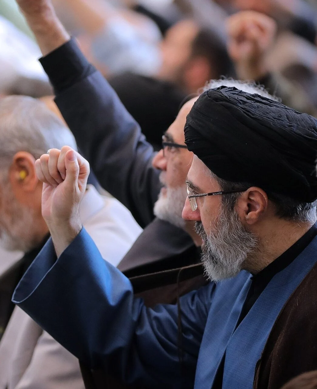 انتشار تصویری کمتر دیدهشده از تکبیر آیتالله خامنهای در نماز جمعه نصر