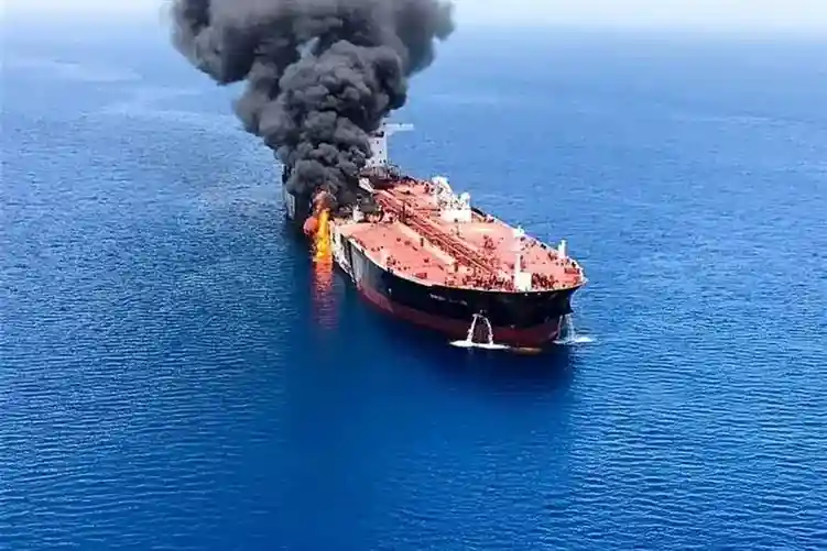 هشدار جدی نیروی دریایی سپاه درباره تردد در خلیج فارس؛ انفجار سوپرنفتکش حامل ۲ میلیون بشکه نفت